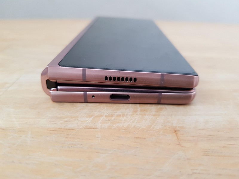 Samsung Galaxy Z Fold 2 dày và có trọng lượng lớn (Ảnh: ZDNet)