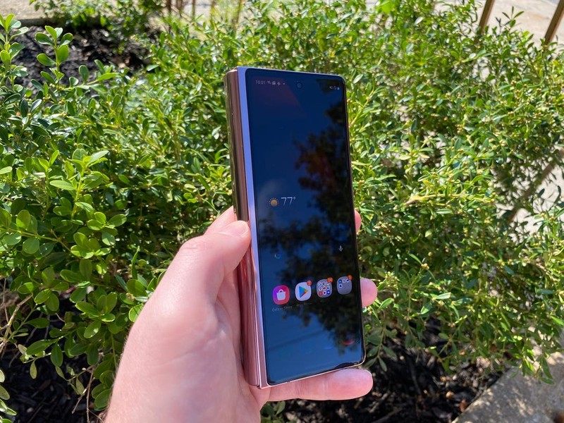 Tỉ lệ màn hình dài giúp người dùng có thể dễ dàng để Galaxy Z Fold 2 trong túi quần (Ảnh: Business Insider)