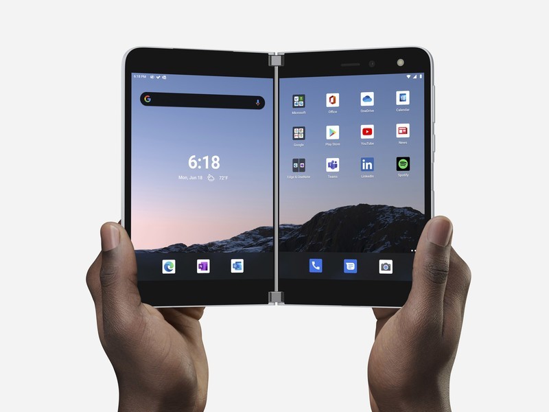 Surface Duo hiện rất rõ phần viền gập (ảnh: Android Central)