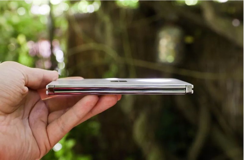 Surface Due rất mỏng và nhẹ (Ảnh: CNET)