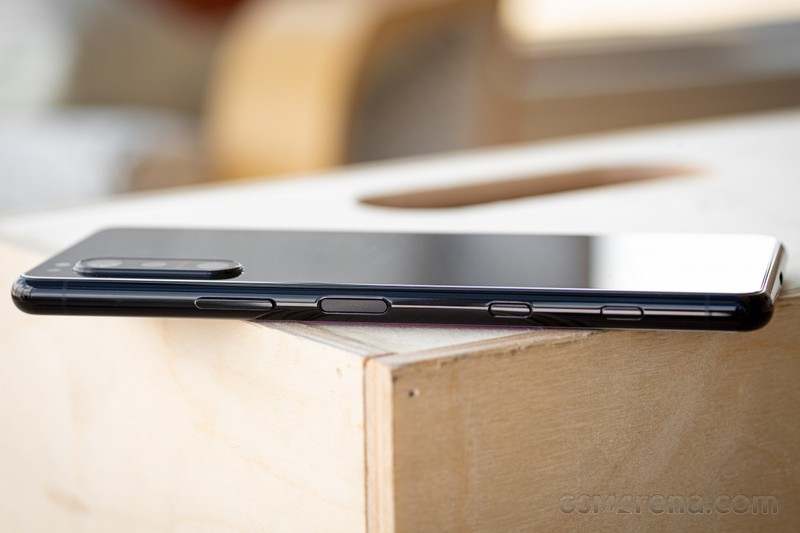 Phần cạnh phải của Sony Xperia 5 Mark2 trông khá rối (Ảnh: GSM Arena) Phần cạnh phải của Sony Xperia 5 Mark2 trông khá rối (Ảnh: GSM Arena)