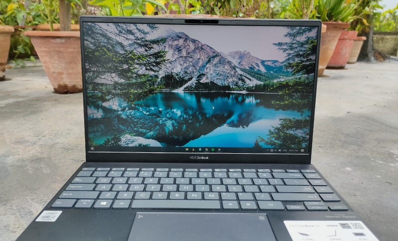 Màn hình là một điểm cộng trên Asus Zenbook 14 UX425 (Ảnh: Smart Prix)