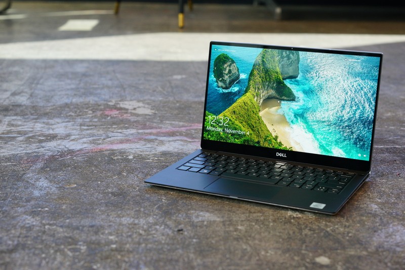 Màn hình của XPS 13 7390 không hề thua kém đối thủ (Ảnh: PC World)