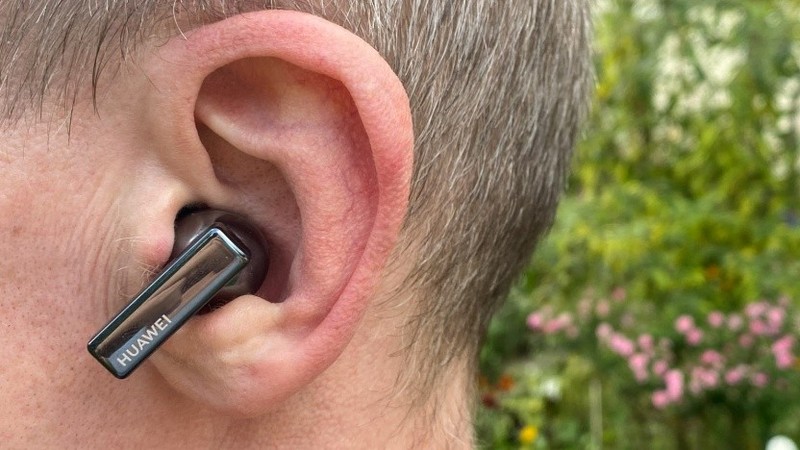 Huawei FreeBuds Pro đeo vừa vặn trên nhiều kích cỡ tai khác nhau (Ảnh: Golem)