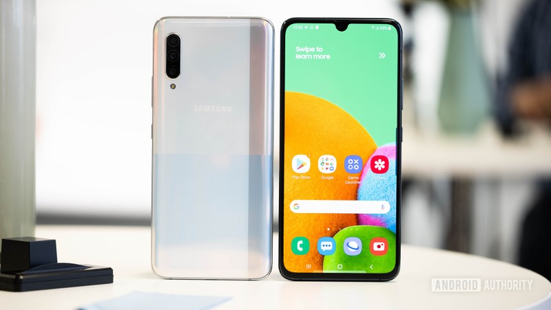 Samsung Galaxy A90 5G có mặt lưng được làm bằng kính cường lực Gorilla Glass (Ảnh: Android Authority)