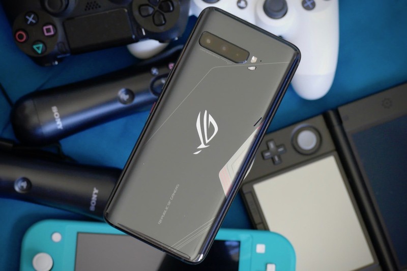 Mặt lưng của Asus ROG Phone 3 được thiết kế thanh thoát (Ảnh: Digital Trends)