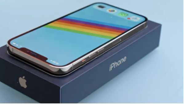 iPhone 12 Pro Max có trọng lượng nặng (Ảnh: Tech Radar)