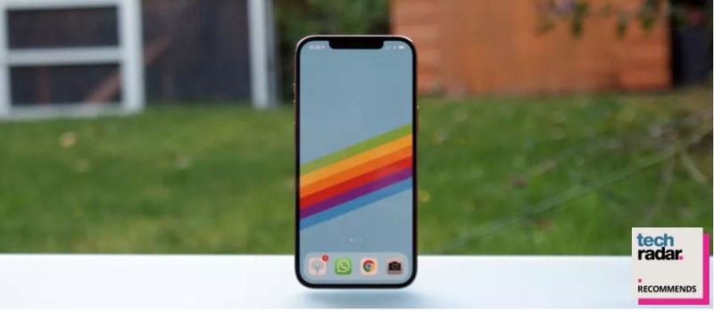 iPhone 12 Pro Max vẫn chưa loại bỏ đi phần tai thỏ (Ảnh: Tech Radar)