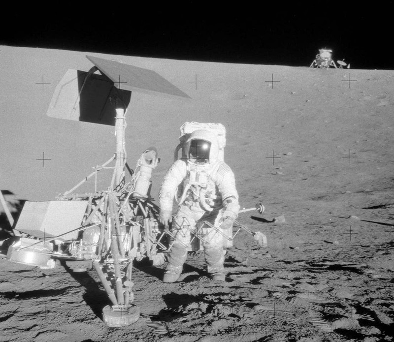 Tháng 11/1969, Apollo 12 hạ cánh gần Surveyor 3. Trong ảnh là phi hành gia Al Bean đứng cạnh tàu thám hiểm đổ bộ (Ảnh: NASA)