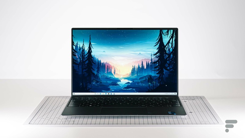 Dell XPS 13 9310 có trọng lượng rất nhẹ (Ảnh: EN24)