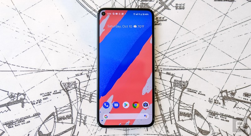 Thời lượng pin trên Google Pixel 5 đã được cải thiện so với các phiên bản trước (Ảnh: Engadget)