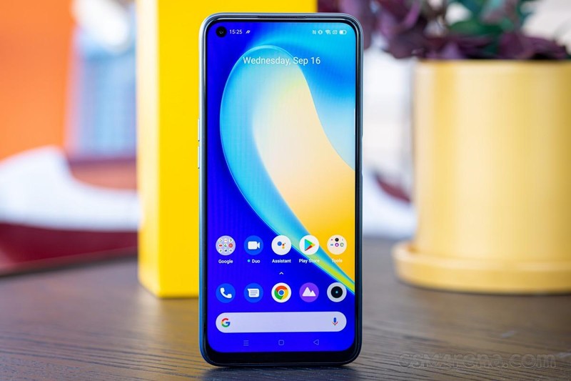 Realme 7 vẫn giữ dạng màn hình "nốt ruối" (Ảnh: GSM Arena)