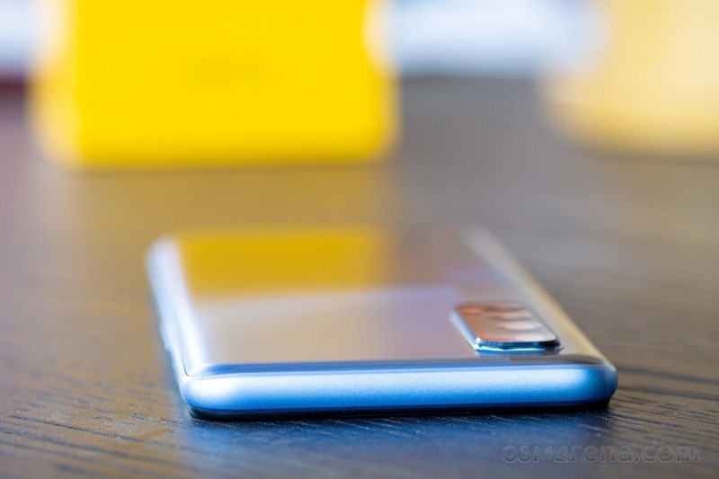 Mặc dù được trang bị viên pin khủng nhưng Realme 7 không quá dày và to (Ảnh: GSM Arena)