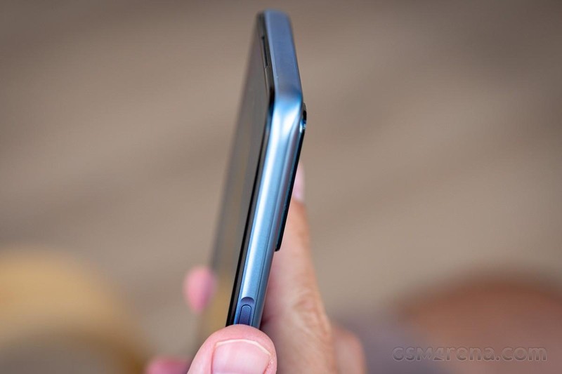Mặt lưng và khung máy chỉ được làm bằng nhựa (Ảnh: GSM Arena)