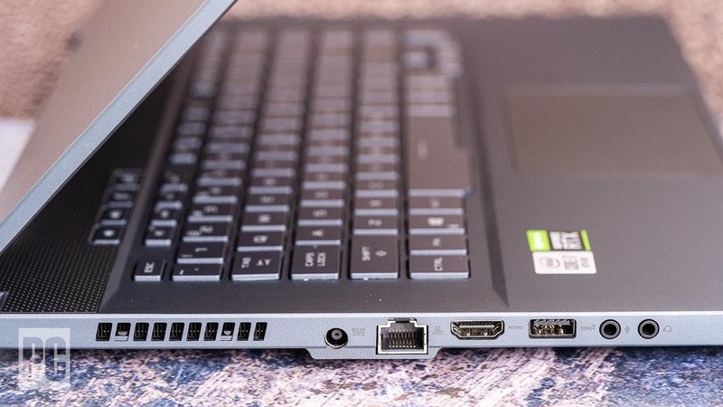 Máy có đầy đủ các cổng kết nối (Ảnh: PC Mag)