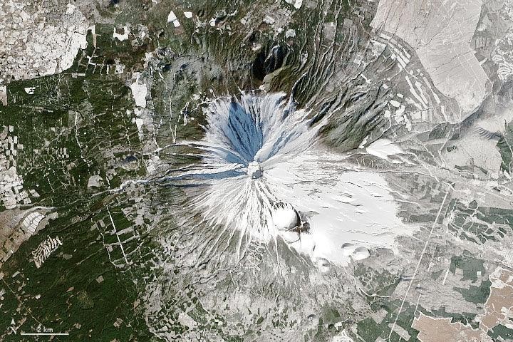 Hình ảnh núi Phú Sĩ được chụp lại từ vệ tinh vào ngày 29/12/2013 (Ảnh: Gizmodo)
