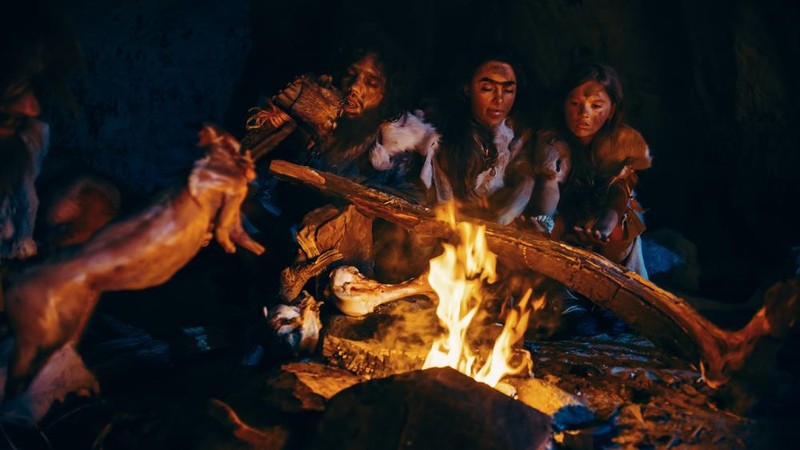 Một gia đình người Neanderthal mặc đồ lông động vật và nấu thịt chúng (Ảnh: Science ABC)
