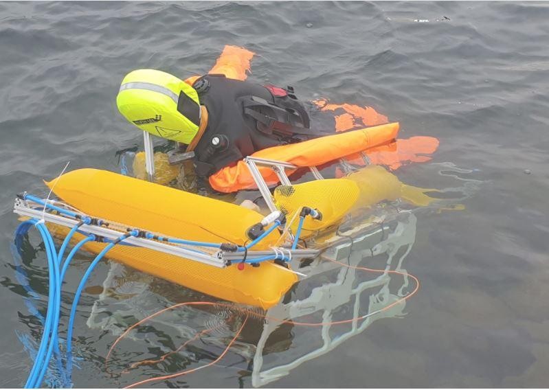 Robot vận chuyển hình nộm lên bờ trong cuộc thử nghiệm (Ảnh: New Atlas)