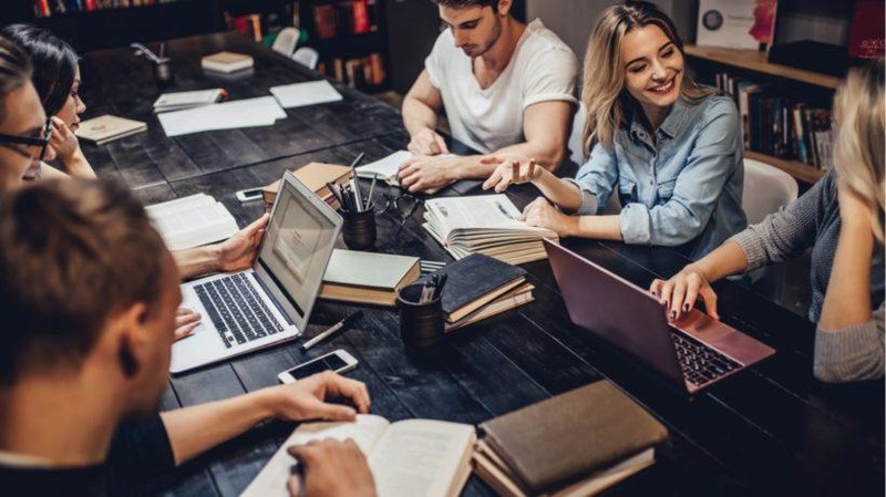 Học sinh có thể tiếp cận chương trình học mà không cần phải đến trường (Ảnh: Elearning Industry)