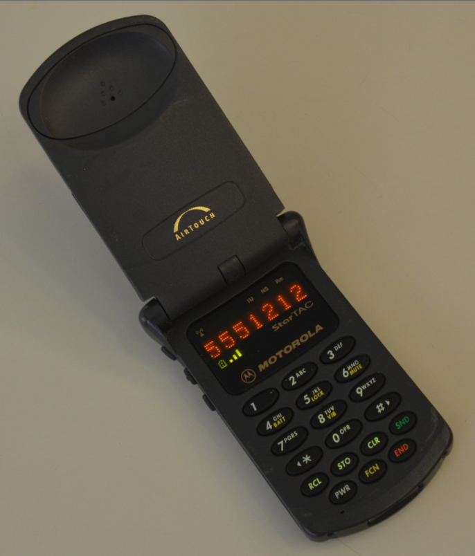 Motorola StarTAC - một trong những chiếc điện thoại gập đầu tiên (Ảnh: GSM Arena)
