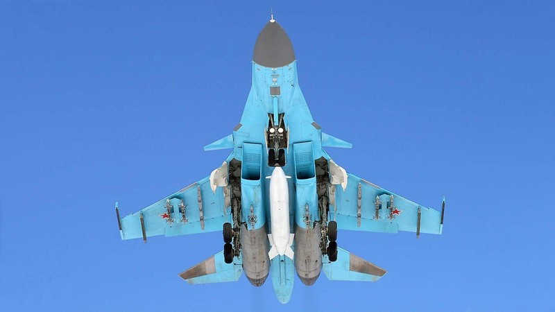 Hình ảnh chụp từ phía dưới cho thấy thùng chứa nhiên liệu khổng lồ của Su-34 (Ảnh: The Drive)