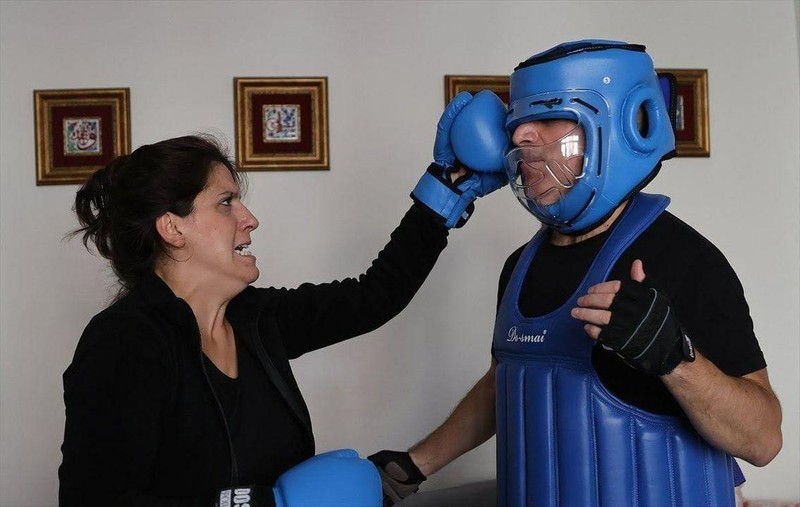 Các khách hàng sẽ tung ra những cú đấm về phía Gunay để giải tỏa căng thẳng (Ảnh: OC) Các khách hàng sẽ tung ra những cú đấm về phía Gunay để giải tỏa căng thẳng (Ảnh: OC)