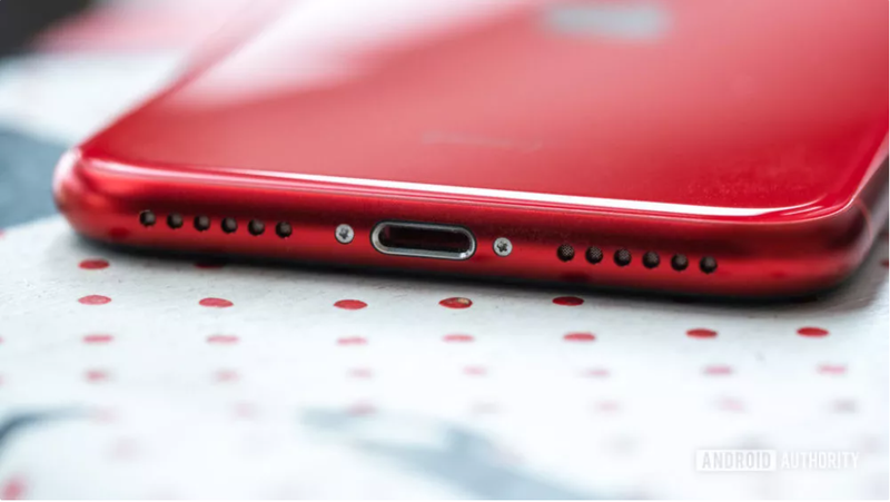 Thông thường, các hãng hay quảng cáo điện thoại sẽ giảm dung lượng pin khi đạt mức 800 chu kỳ sạc (Ảnh: Android Authority)