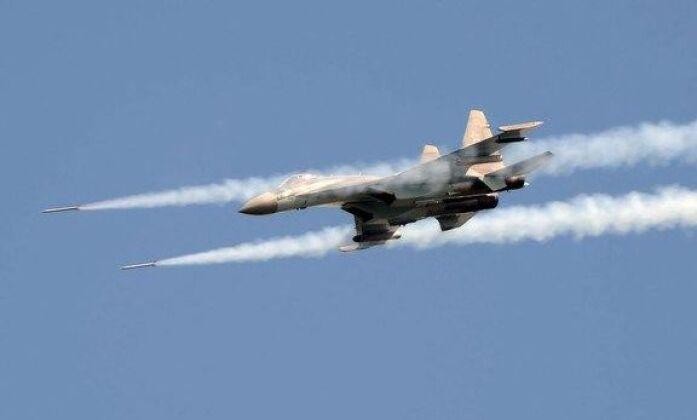 Su-35 triển khai tên lửa S-13 (Ảnh: Military Watch Magazine)