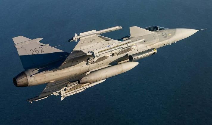 Máy chiến đấu Gripen được trang bị tên lửa Meteor (Ảnh: Military Watch Magazine)