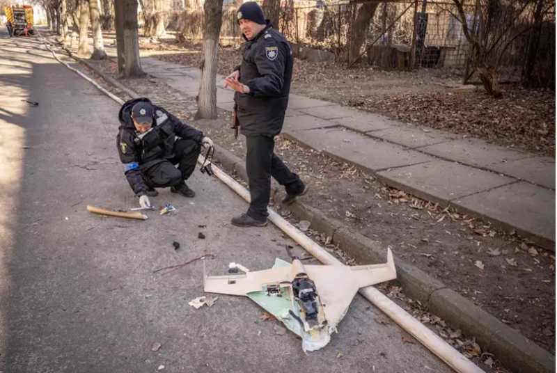 Các sĩ quan cảnh sát Ukraine kiểm tra một máy bay không người lái của Nga bị bắn rơi ở khu vực phía tây bắc Kiev (Ảnh: Business Insider)