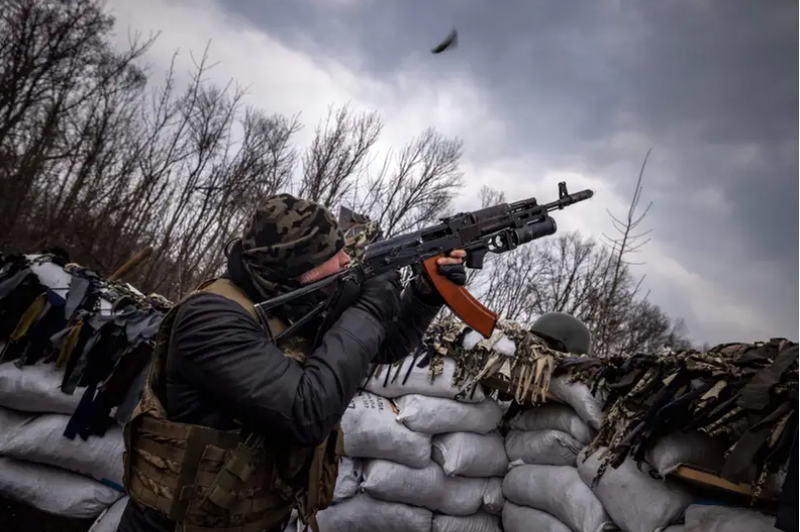 Quân nhân Ukaine ngắm bắn máy bay không người lái của Nga từ một chiến hào ở chiến tuyến phía đông Kharkiv (Ảnh: Business Insider)