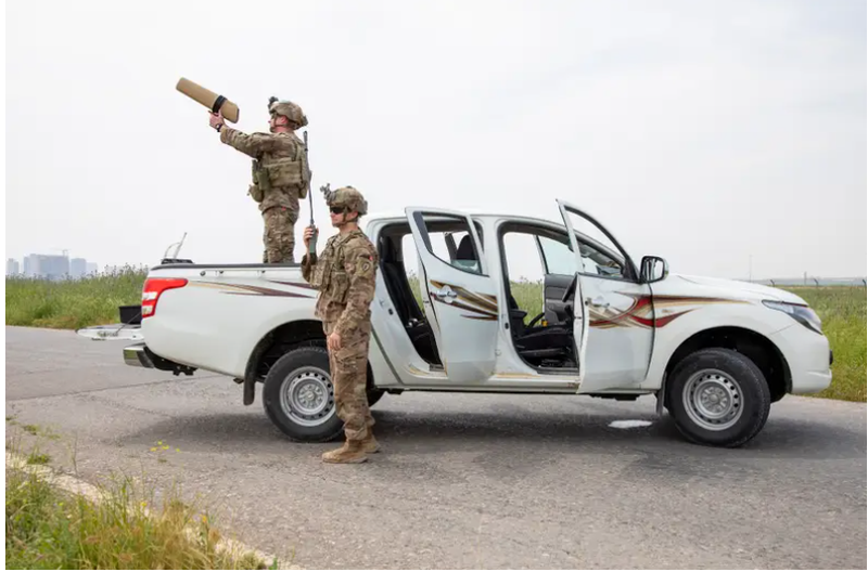 Lính Mỹ sử dụng vũ khí chống UAV - Dronebuster trong cuộc tập trận tại Căn cứ Không quân Erbil ở vùng Kurdistan, Iraq (Ảnh: Business Insider)