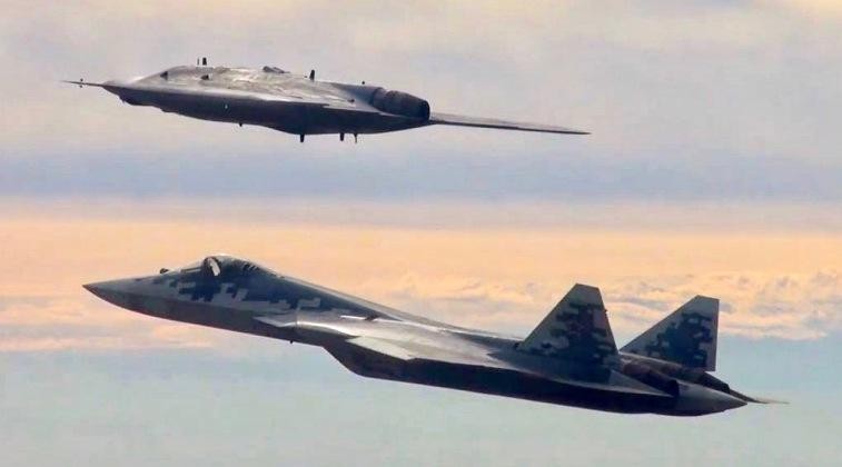 Su-57 với máy bay không người lái Okhotnik Wingman (Ảnh: Military Watch Magazine)
