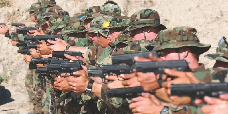 Học viên quân sự luyện tập bắn súng lục 9mm (Ảnh: Business Insider)