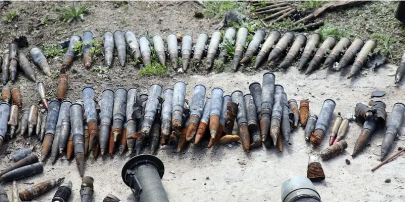 Đạn dược được bố trí trong khuôn viên của Sân bay Antonov, một sân bay vận chuyển hàng hóa quốc tế đã trở thành địa điểm của một trận chiến dữ dội trong cuộc xâm lược Ukraine của Nga (Ảnh: Business Insider)