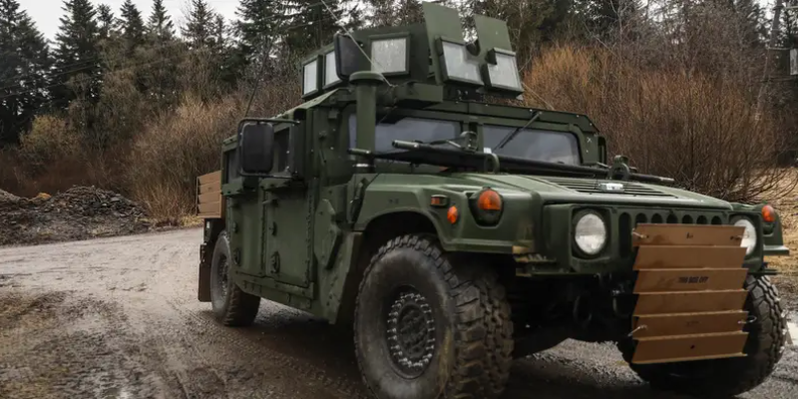 Xe tải Humvee được nhìn thấy gần căn cứ quân sự tạm thời của quân đội Mỹ được thành lập tại Sân bay Arlamow (Ảnh: Business Insider)