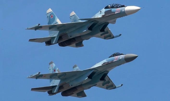 Tiêm kích Su-30SM (trên) và Su-35 của Không quân Nga (Ảnh: Military Watch Magazine) Tiêm kích Su-30SM (trên) và Su-35 của Không quân Nga (Ảnh: Military Watch Magazine)