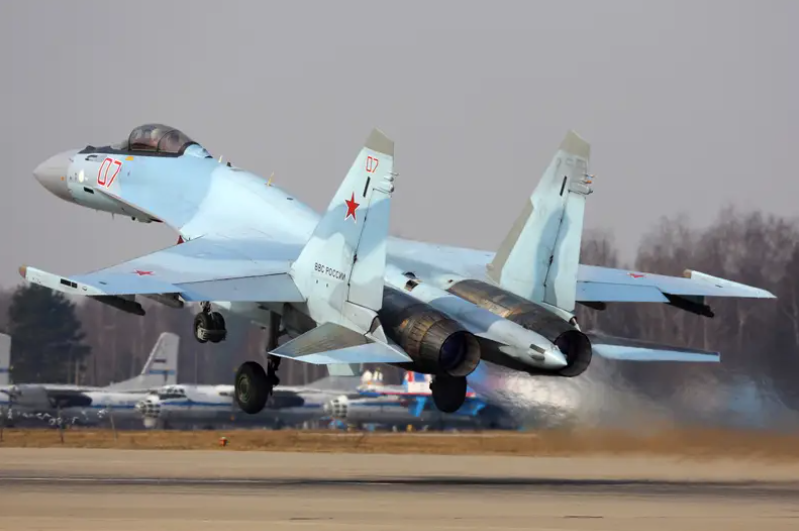 Máy bay chiến đấu phản lực Su-35S của Không quân Nga cất cánh tại Kubinka, Nga (Ảnh: Business Insider)