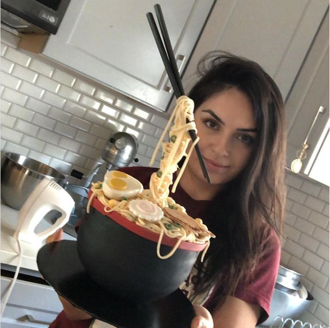 Chiếc bánh có hình dạng một bát mỳ bay (Ảnh: OC)