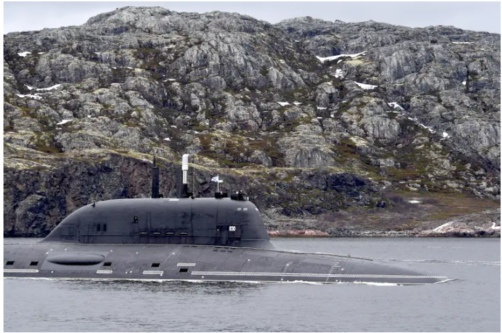 Tàu ngầm chạy bằng năng lượng hạt nhân lớp Yasen của Hạm đội phương Bắc Nga tại căn cứ quê nhà ở Severomorsk, ngày 1 tháng 6 năm 2021 (Ảnh: Business Insider)