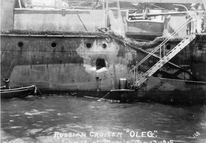 Tàu tuần dương Oleg của Nga chịu tổn thất sau trận Tsushima, ở Vịnh Manila vào ngày 27 tháng 6 năm 1905 (Ảnh: Business Insider)