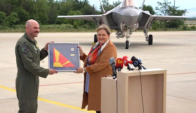 Bộ trưởng Bộ Quốc phòng Bắc Macedonia Slavjanka Petrovska, ở (bên phải) và Trung tá John Macrae của Lực lượng Vệ binh Quốc gia Vermont trong cuộc họp báo tại Sân bay Quân sự Petrovec vào ngày 17 tháng 6 năm 2022 (Ảnh: The Drive)