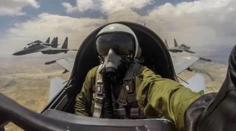 Phi công thuộc lực lượng không quân Algeria đang lái tiêm kích Su-30MKA (Ảnh: Military Watch Magazine) Phi công thuộc lực lượng không quân Algeria đang lái tiêm kích Su-30MKA (Ảnh: Military Watch Magazine)