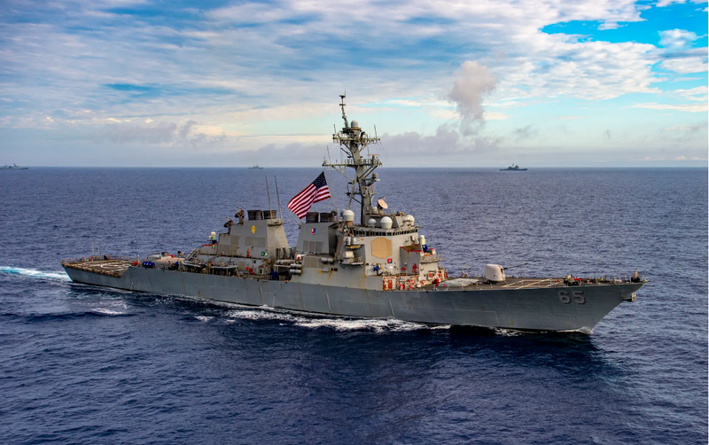 Tàu khu trục lớp Arleigh Burke USS Benfold (DDG-65) đọ sức với tàu sân bay USS Ronald Reagan (CVN-76) và các tàu Hải quân Hàn Quốc, trong cuộc tập trận tấn công tàu sân bay vào tháng trước (Ảnh: The Drive)