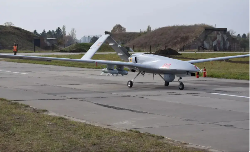 Máy bay không người lái vũ trang Bayraktar TB2 của Ukraine (Ảnh: The Drive)