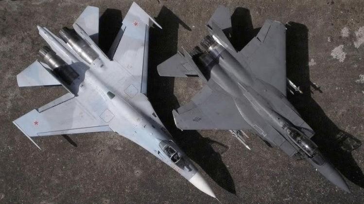 Máy bay chiến đấu Su-27 (trái) và F-15 (Ảnh: Military Watch Magazine)