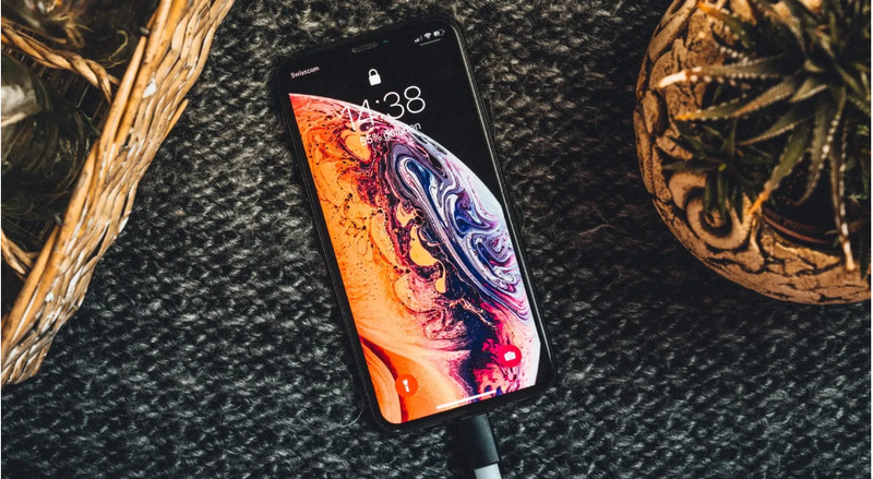 Thay vì nâng cấp lên mẫu iPhone mới, bạn có thể thay mới pin iPhone với giá chỉ từ 49 - 99 USD (Ảnh: Make Use Of)