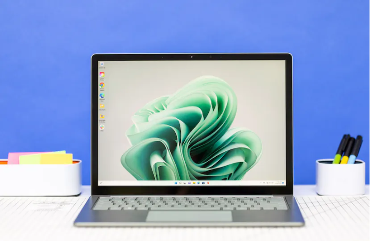 Surface Laptop 5 sở hữu thiết kế mỏng nhẹ (Ảnh: The Verge) Surface Laptop 5 sở hữu thiết kế mỏng nhẹ (Ảnh: The Verge)