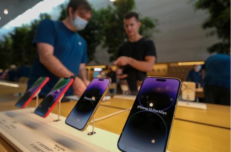 Dòng iPhone 14 mới nhất của Apple được trưng bày tại một cửa hàng ở Los Angeles (Ảnh: SCMP) Dòng iPhone 14 mới nhất của Apple được trưng bày tại một cửa hàng ở Los Angeles (Ảnh: SCMP)