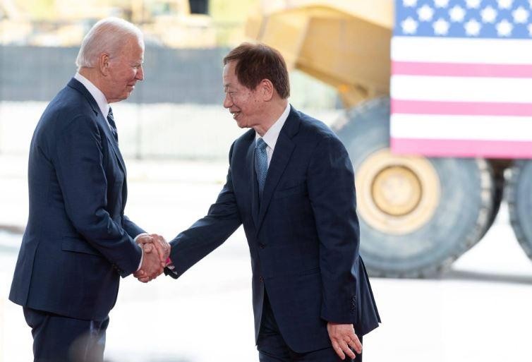 Tổng thống Mỹ Joe Biden bắt tay Mark Liu, chủ tịch TSMC (phải), trong một buổi lễ ở Phoenix, Arizona, ngày 6/12/2022 (Ảnh: SCMP)